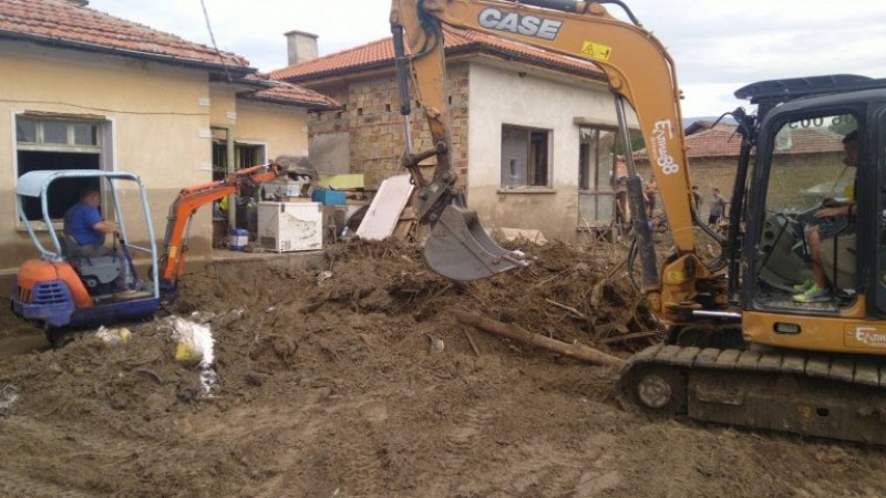 Стоев: Най-спешно се нуждаем от малка техника, за да разчистим наводнените дворове