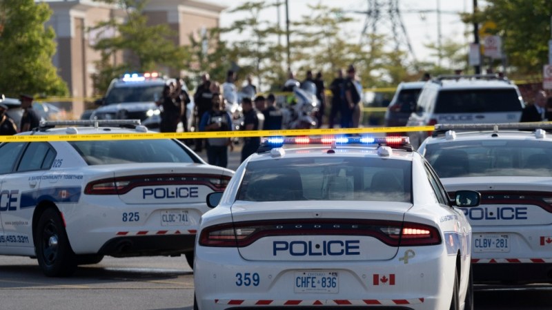 Канадската полиция арестува мъж, след като в понеделник вечер  полицай от