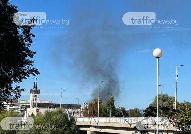 Гъст черен дим се издига над северната част на Пловдив