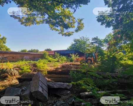 Багер влезе в занемарен терен в 