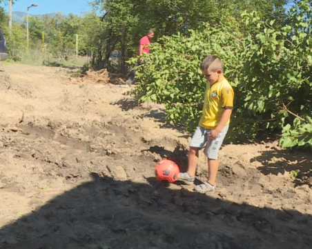 Единственият първокласник от наводнените карловски села ще учи в Сопот