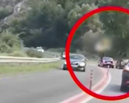 НСО проверява свой автомобил, избутвал други коли на Кресненското дефиле