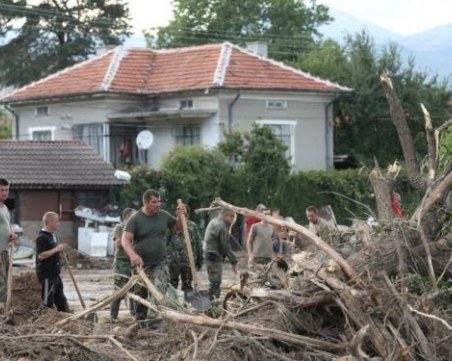 Още 400 военни се включват в разчистването на наводнените села