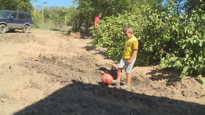 Единственият първокласник от наводнените карловски села ще учи в Сопот
