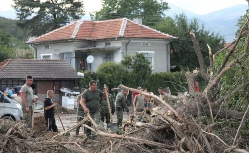Още 400 военни се включват в разчистването на наводнените села