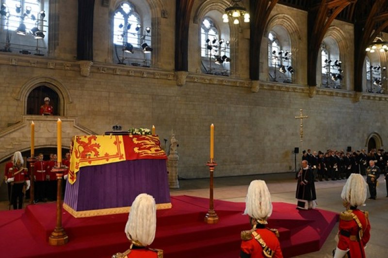 Започна бдението преди погребението на кралица Елизабет II