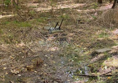 Спукана тръба блика бистра вода в парк Лаута В близост
