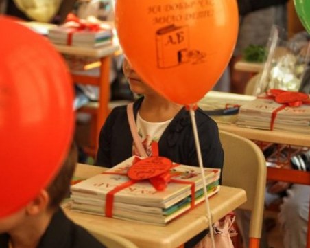 60 000 семейства получиха еднократна помощ за ученици