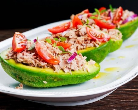 Бърза и лесна кремообразна салата с авокадо, чушки и риба тон