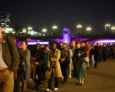 Хиляди чакаха на опашка цяла нощ, за да се поклонят пред кралица Елизабет