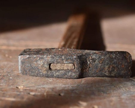 Мъж разби с метален чук черепа на свой съсед