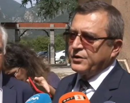 Министър Пенов откри учебната година в наводнената гимназия в Карлово