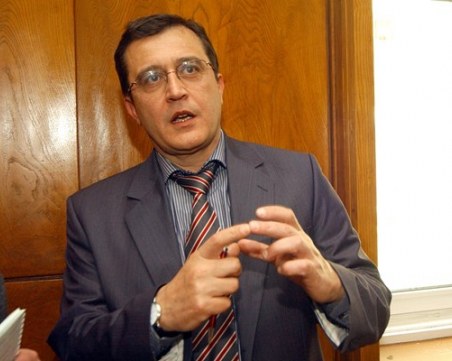 Министърът на образованието: Всички се надяваме учебната година да е присъствена