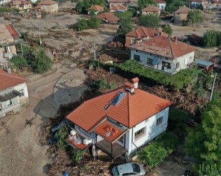 Отпускат още 10 милиона за наводнените карловски села