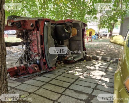 Притеснени родители в Кършияка: Изгнил автомобил може да падне всеки момент върху някое дете