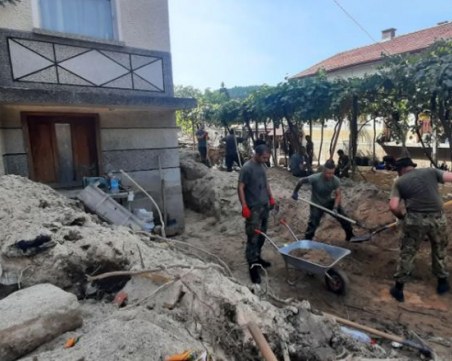 Военни чистят на ръка в Каравелово и Богдан, все още липсва достатъчно техника