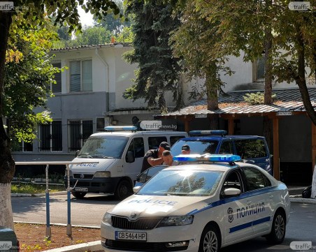 Засилено полицейско присъствие около училищата в цялата страна