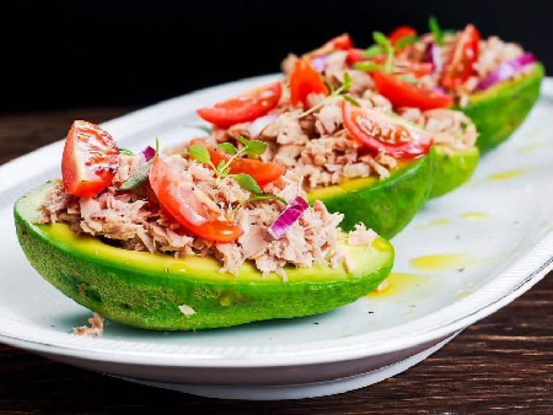 Бърза и лесна кремообразна салата с авокадо, чушки и риба тон