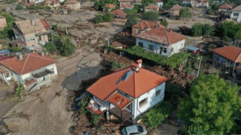 Отпускат още 10 милиона за наводнените карловски села