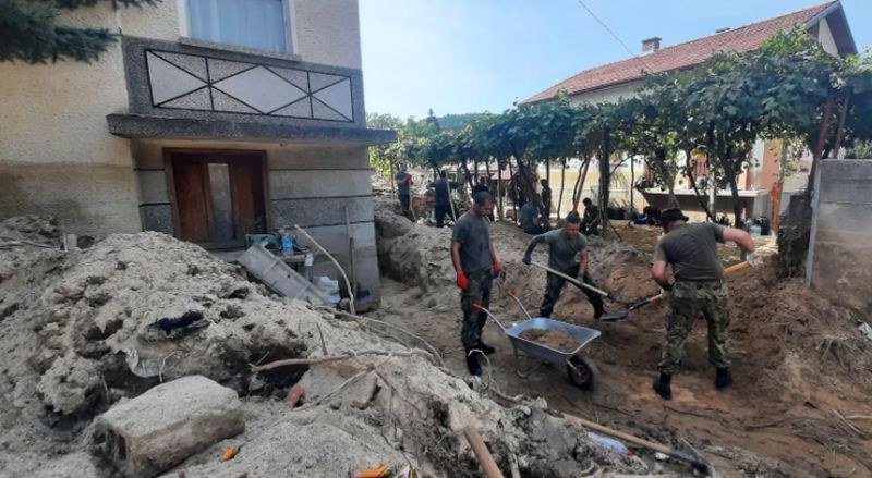 Военни чистят на ръка в Каравелово и Богдан, все още липсва достатъчно техника