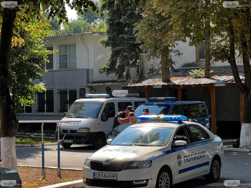 Засилено полицейско присъствие около училищата в цялата страна