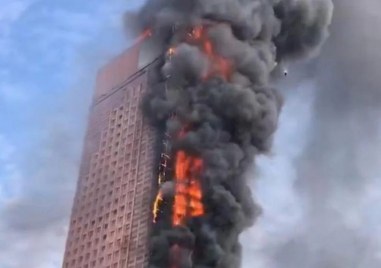 Голям пожар избухна в небостъргач в централния китайски град Чанша