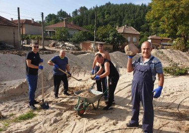 Пловдивски полицаи помогнаха на жителите на засегнатите от наводнението карловски