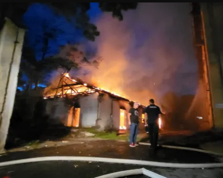 Голям пожар! Огън обгърна бивш тютюнев склад в Хасково