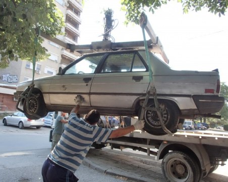 Изоставените коли в Пловдив ще се вдигат след 3+3 месеца вместо да се чака 2 години