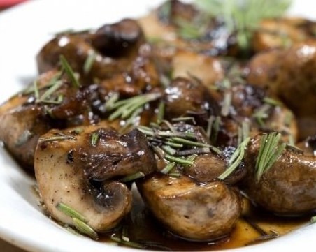 Лесни и ароматни гъби с масло и мащерка