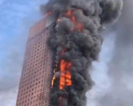 Огромен пожар в небостъргач в Китай! Гори офис на държавния телеком 