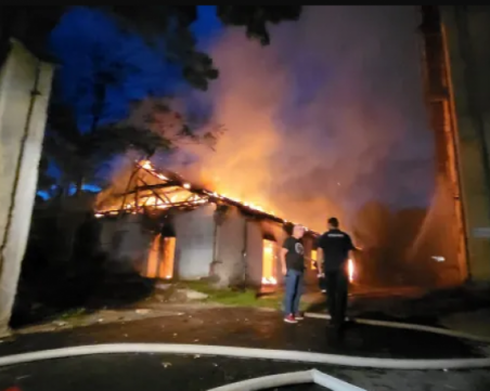 Потушиха пожара на бивш тютюнев склад и къща в Хасково