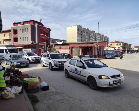 Блокираха цял квартал в Пазарджик! Тече акция срещу дилъри на гласове