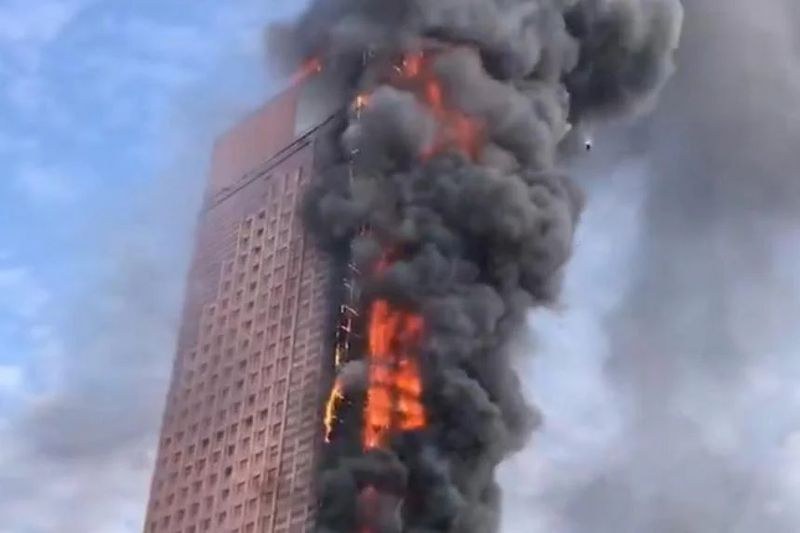 Огромен пожар в небостъргач в Китай! Гори офис на държавния телеком 