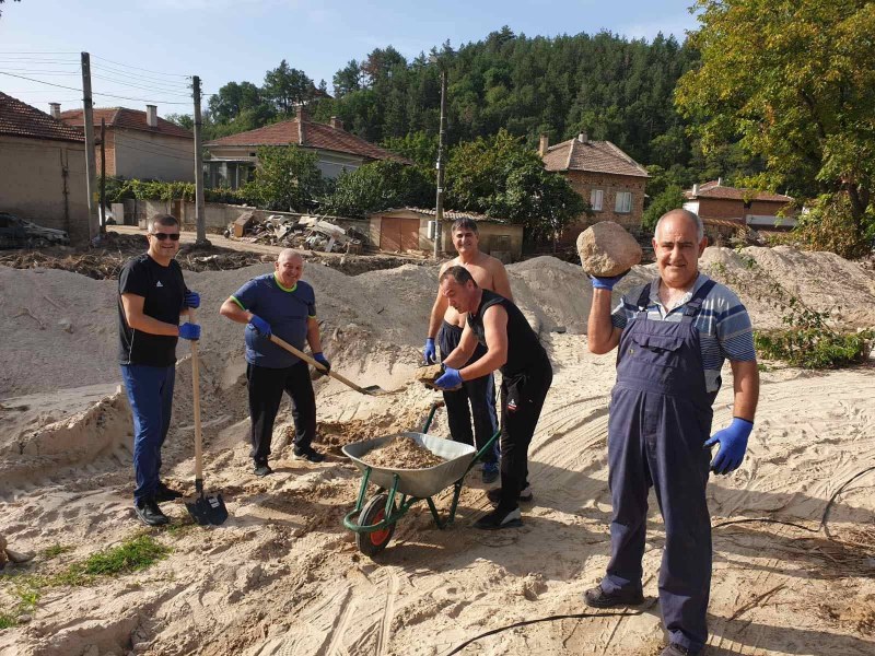 Пловдивски полицаи помогнаха на жителите на засегнатите от наводнението карловски