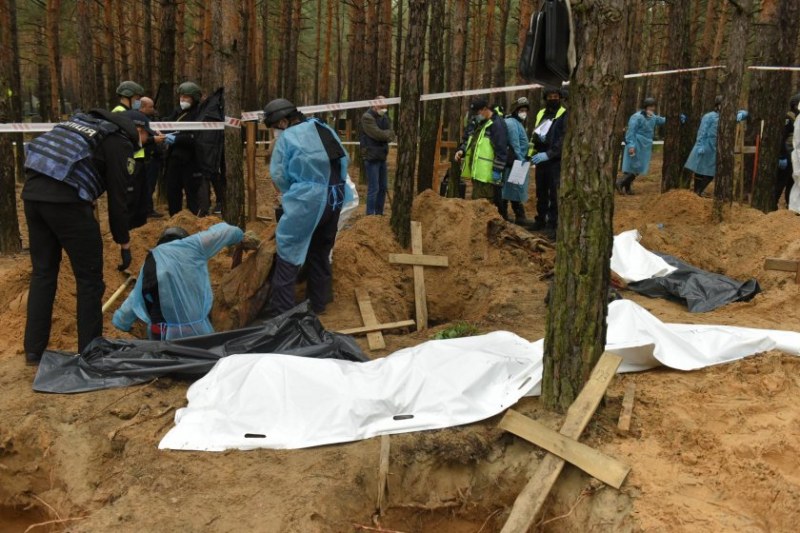 В Украйна стотици безименни гробове бяха открити край Изюм. И