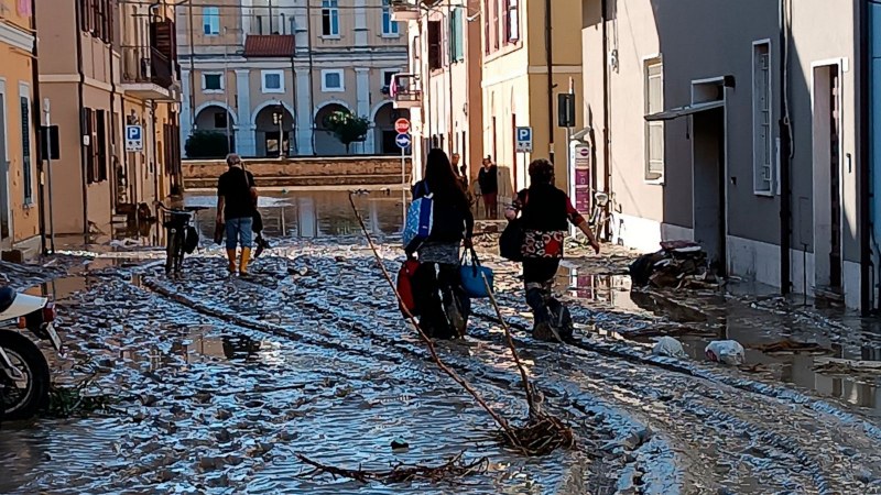 10 души загинаха след пороите, които попотиха няколко града в Италия