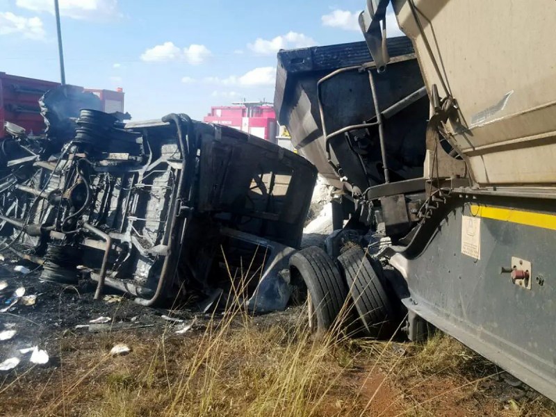 16 деца загинаха в катастрофа между микробус и камион в Южна Африка