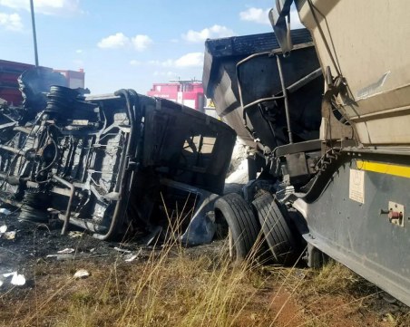 16 деца загинаха в катастрофа между микробус и камион в Южна Африка