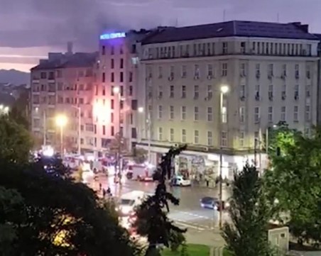 Eдин човек загина, а друг пострада при пожар в хотел в София