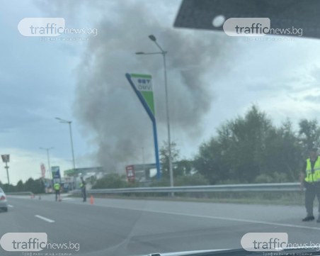 Кола пламна на бензиностанция на АМ 