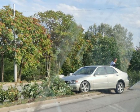 Лексус се вряза в разделителното платно на Карловско шосе преди Пловдив