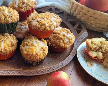 Лесна рецепта за ябълкови мъфини с поръска