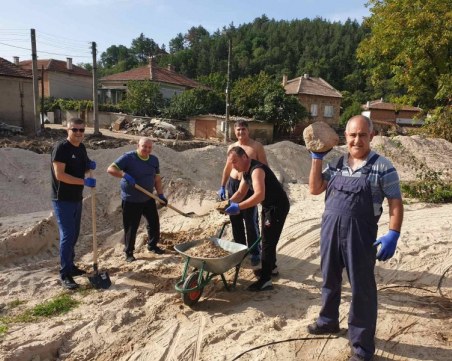 Напредва почистването на къщите и дворовете в Каравелово и Богдан