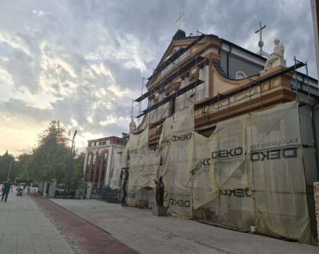 След гафа с унищожената фасада: Католическата катедрала в Пловдив възкръсва с нова визия