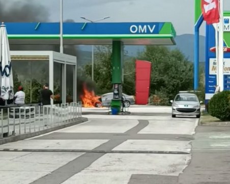 Служителите на бензиностанцията издърпали горящата кола АМ 