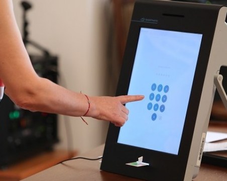 Уволниха шефката на института, който проверява машините за гласуване