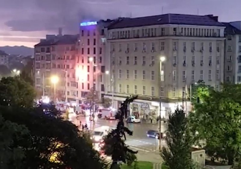 Eдин човек загина, а друг пострада при пожар в хотел в София