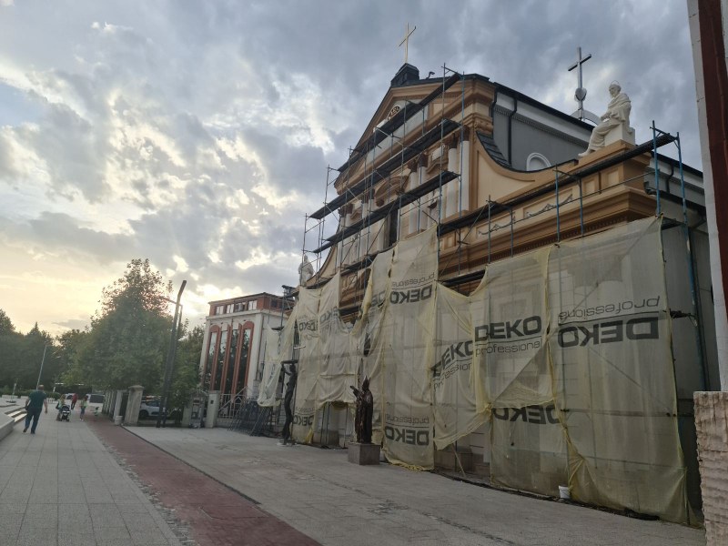 След гафа с унищожената фасада: Католическата катедрала в Пловдив възкръсва с нова визия