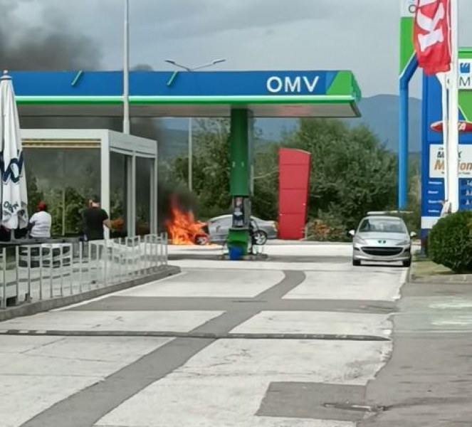 Служителите на бензиностанцията издърпали горящата кола АМ 